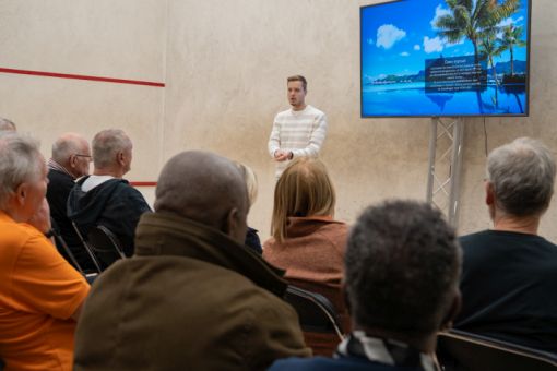 Diëtist Bart Winkelman geeft presentatie over voeding bij de vitaliteitsdag.